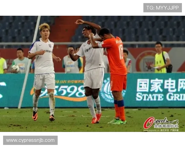 队员抱怨场地马竞坚持不换草皮